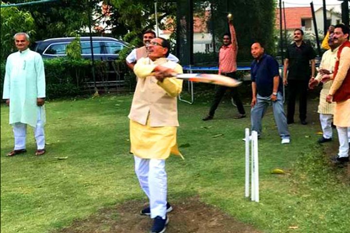 Shivraj Singh Chouhan Playing Cricket Amid MP Political Turmoil Intrigues Netizen Shivraj Singh Chouhan Playing Cricket Amid MP Political Turmoil Intrigues Netizen