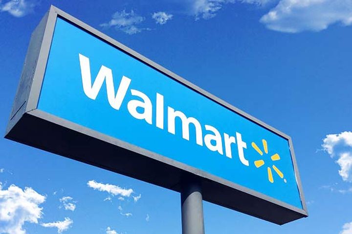Walmart hires 150000 workers as coronavirus spreads in the US to pay 365 million dollar in bonus
