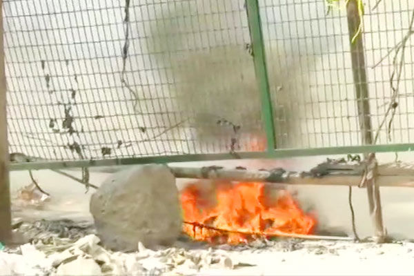 Petrol bomb hurled near Shaheen Bagh protest site 