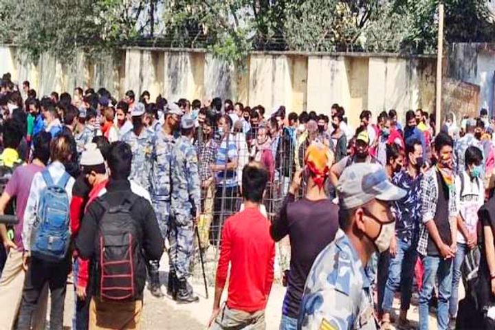 Nepali police lathi-charge on entering the border