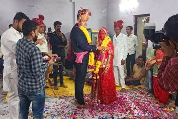 Due to lockdown 5 people got married in presence, everyone wore mask-gloves