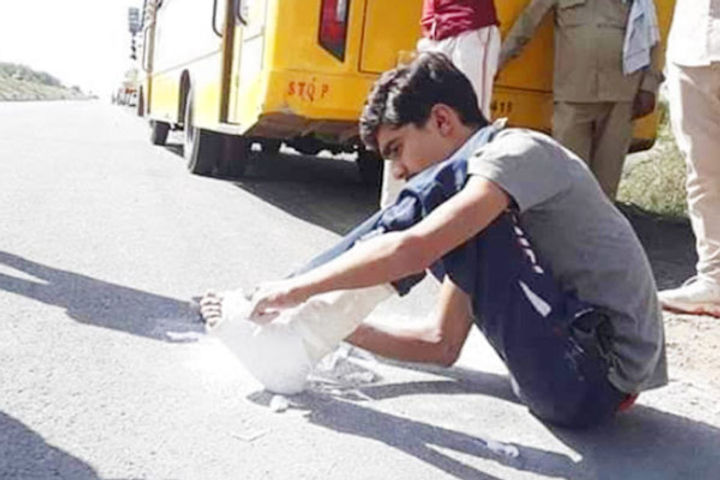 Migrant worker pic goes viral for cutting plaster to walk home despite fracture
