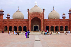 Mosques remain open in Pakistan despite rising death toll