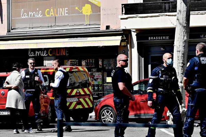 2 dead in suspected terrorist knife attack in France
