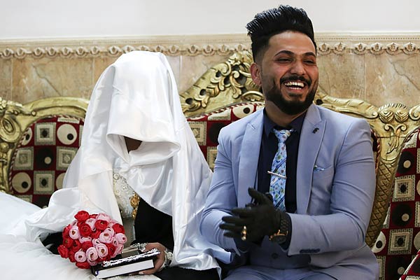 Iraqi couple gets married in police protection amid curfew