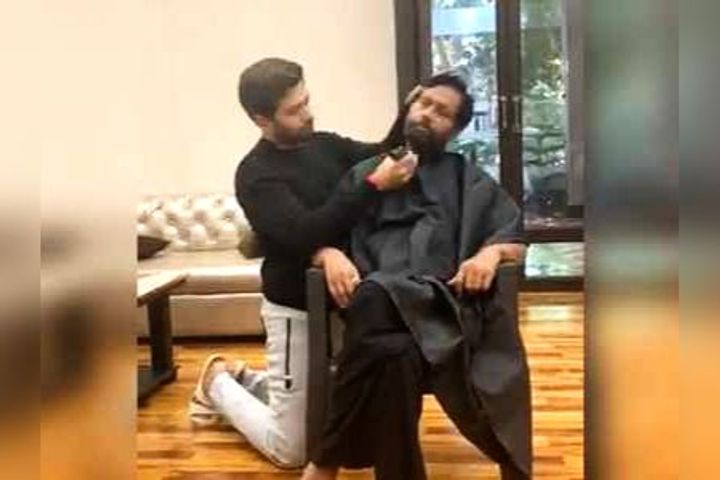 Chirag Paswan shaves dad Ram Vilas Paswan beard