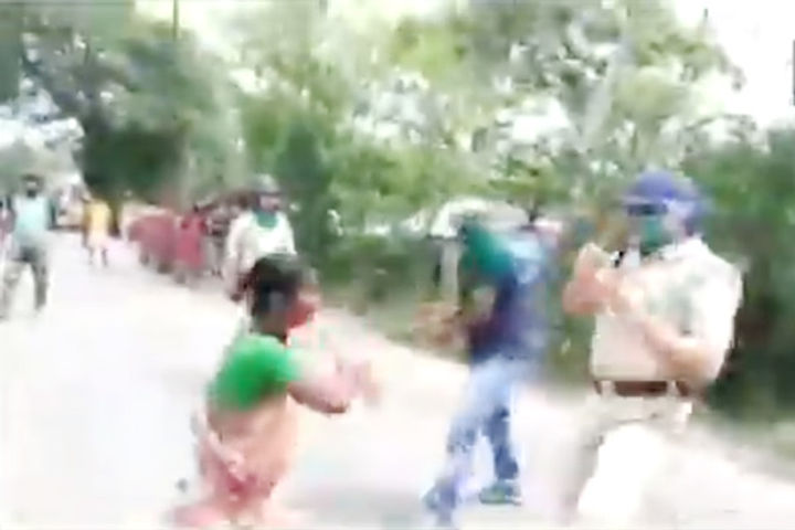 Locals clash with police over ration distribution in West Bengal amid lockdown Locals clash with police over ration distribution in West Bengal amid lockdown