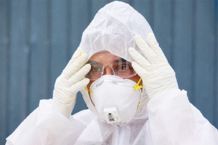 Extending lockdown Putin admits PPE shortage in Russia 