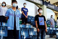 The spectators arrived at the stadium in Taiwan among Corona organized such a game