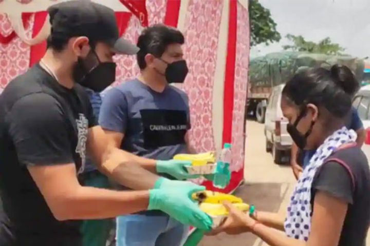 Mohammed Shami distributes food packets and masks in Uttar Pradesh to help migrant workers