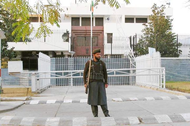 wo Indian officers who were in Pakistani custody for 12 hours were beaten up with handcuffs