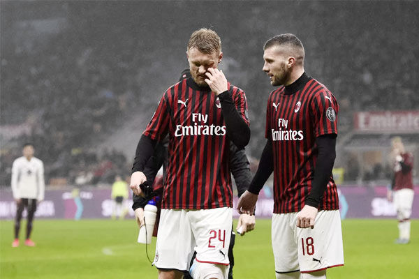 AC Milan win 20 over Roma Corona pays tribute to the dead