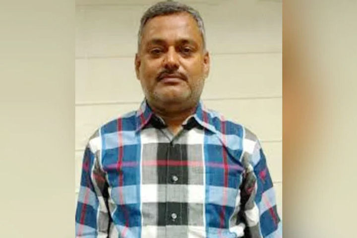 Vikas Dubey was accompanied by many politicians after killing BJP leader in 2001 25 eye-witness cops Vikas Dubey was accompanied by many politicians after killing BJP leader in 2001 25 eye-witness cops