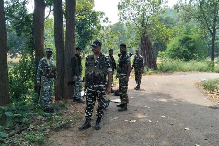 Naxalites and security forces encounter in Bihar 4 naxalites killed 2 jawans injured