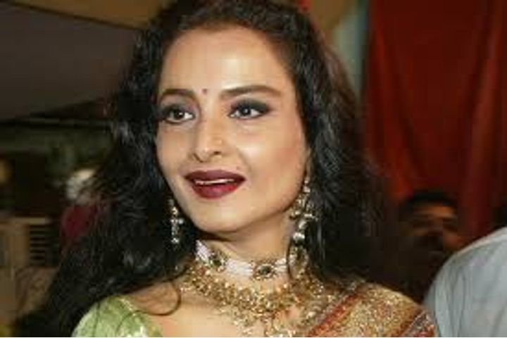 Rekha bungalow in Mumbai sealed by BMC after security guard found coronavirus COVID-19 positive Rekha bungalow in Mumbai sealed by BMC after security guard found coronavirus COVID-19 positive
