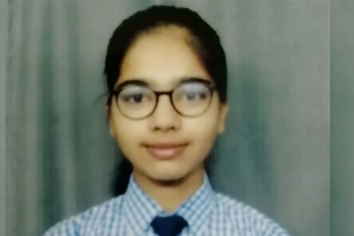 After getting 600 out of 600 marks Divyanshi Jain of Lucknow created history in CBSE 12th exam