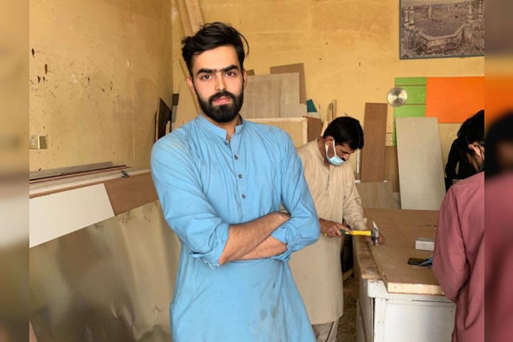 Pakistani carpenter pics goes viral becomes a model in Saudi Arabia