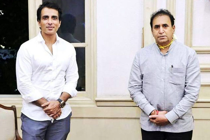 Sonu Sood has now given 25 thousand face shield to Mumbai Police