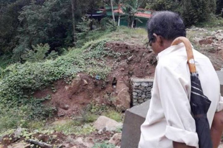 Massive landslide in Kerala Munnar blocks way 5 killed dozens feared to be trapped