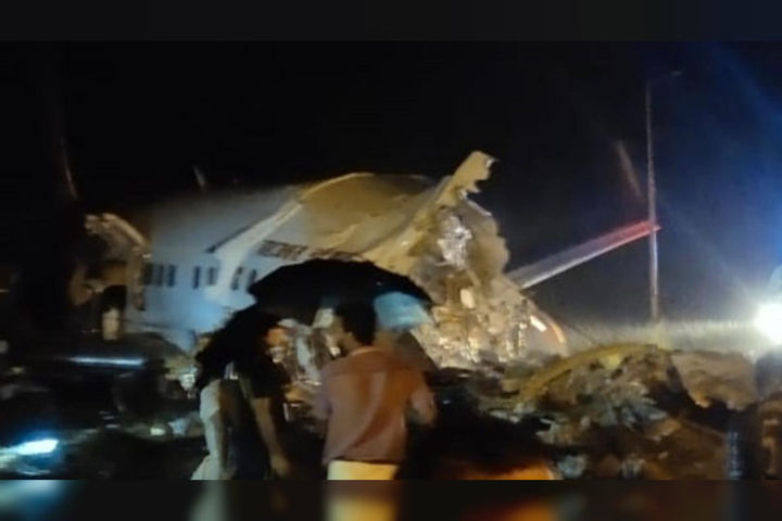 Air India plane crashes while landing breaks in two at Karipur Airport in Kozhikode 3 people includi Air India plane crashes while landing breaks in two at Karipur Airport in Kozhikode 3 people includi