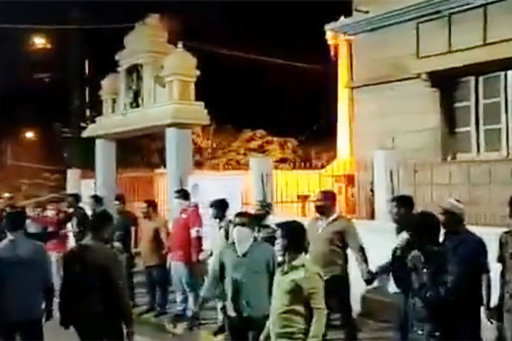 Muslims form human chain to save temple amid Bengaluru riots