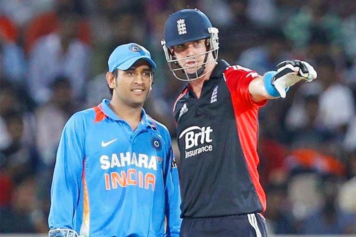 I am not your first Test wicket Kevin Pietersen hilariously congratulates MS Dhoni for an amazing ca