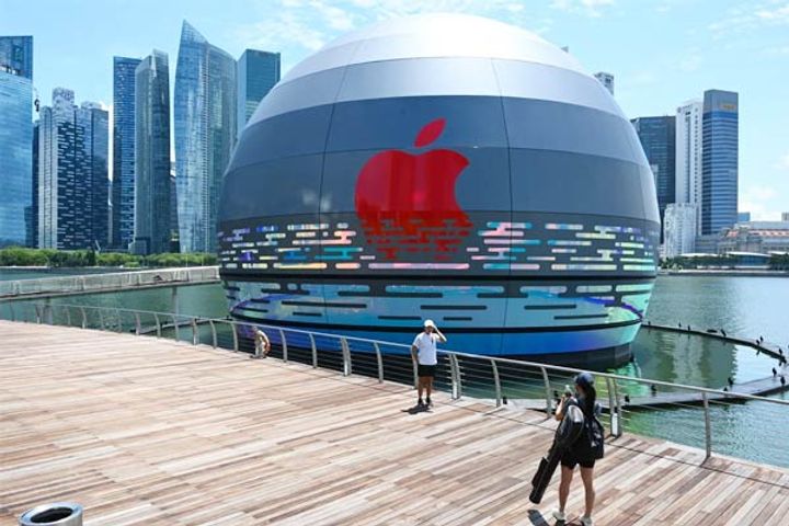 Floating store of Apple