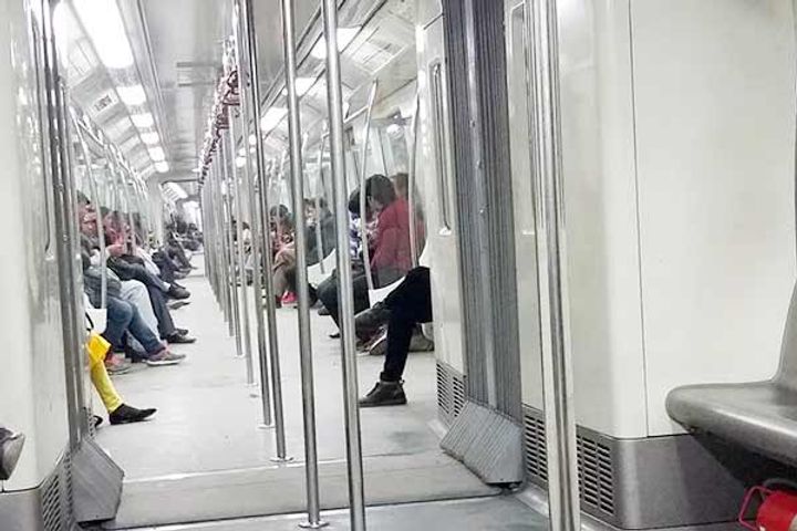 Metro Passengers Ignore Social Distancing