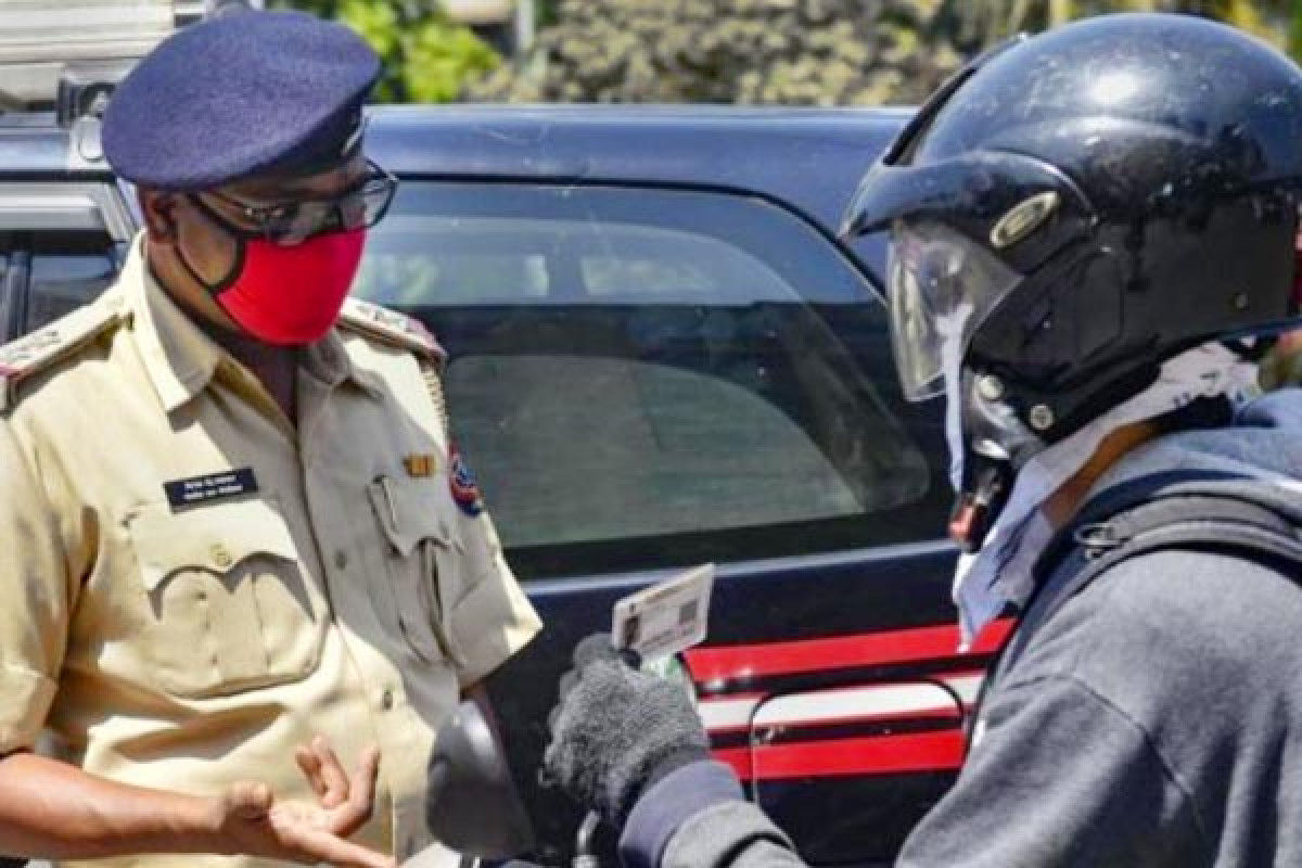 Mumbai cop dragged by biker for 50 metres as the latter wanted to escape checking amid lockdown