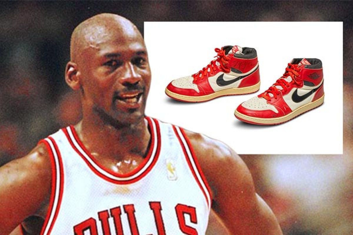 ब स क टब ल स ट र ज र डन क ज त न ल म म कर ब ब क 4 2 कर ड र पय म Usa Legend Basketball Player Michael Jordan Shoes Smash World Record In Auction Shortpedia News App