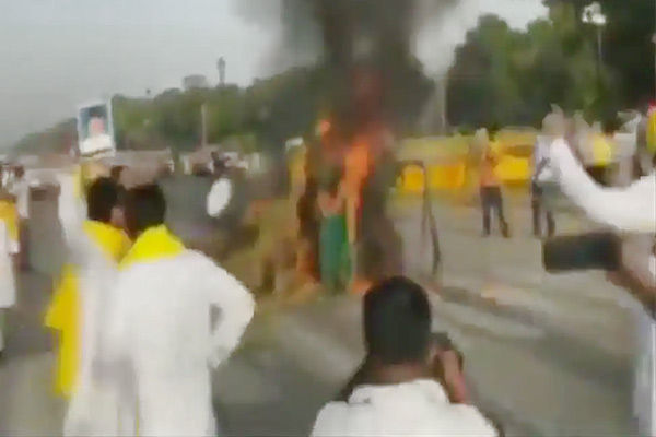 Tractor set ablaze near India Gate 