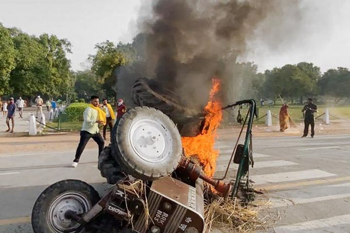 Tractor ablaze near India Gate
