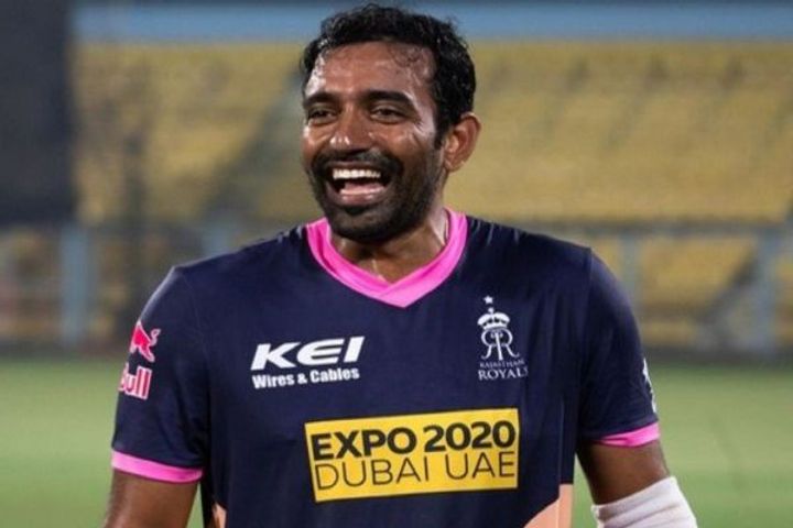 Robin Uthappa Seen Applying Saliva On The Ball Against KKR