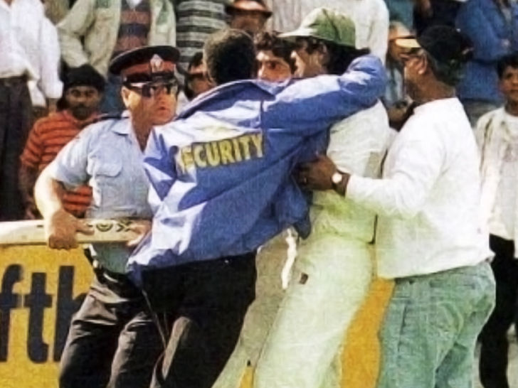 Inzamam fighting a fan in 1997