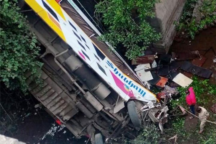 5 killed 35 injured as bus falls down gorge in Maharashtra after late night collision