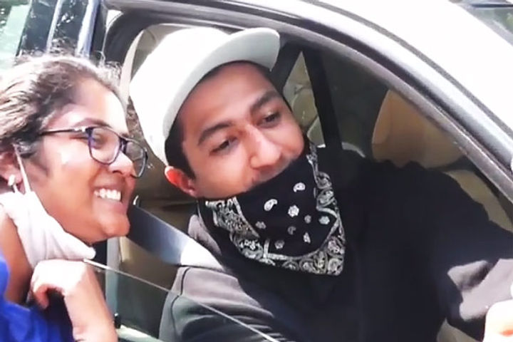 Female fan demands Vicky Kaushal to remove mask actor gives fun reaction