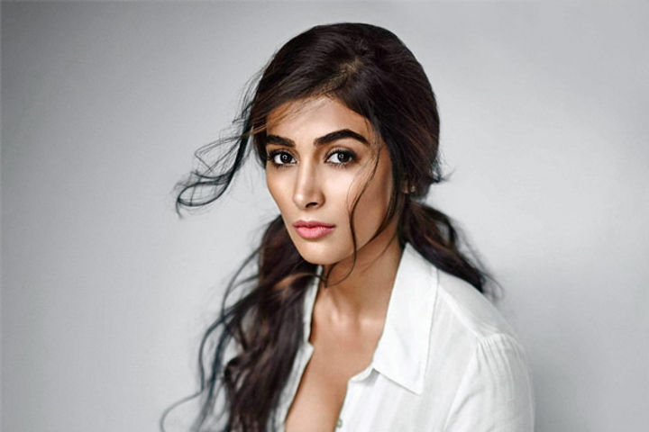 Pooja Hegde Will Seen In Rohit Shetty Film Cirkus With Ranveer Singh Jacqueline Fernandez And Varun 