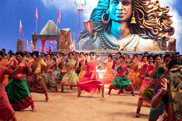BamBholle Song From Laxmii Choreographed By Ganesh Acharya Had 100 Transgenders Dancing With Akshay 