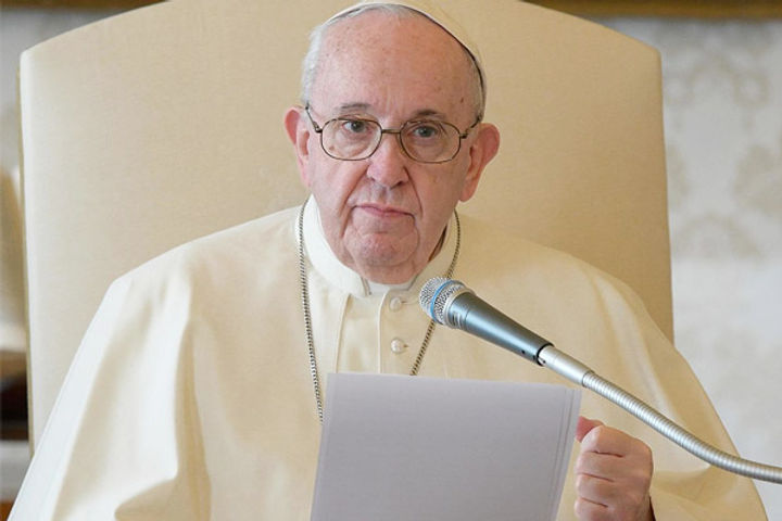 Pope Francis likes bikini models photo removed after controversy