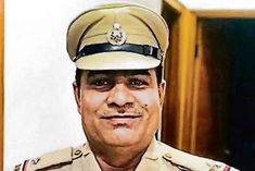 Decorated cop arrested for extortion