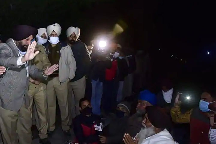 Farmers protesting farm laws in Amritsar block Golden Temple Mail