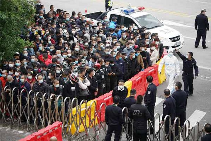 17,000 Employees locked down by Shanghai airport