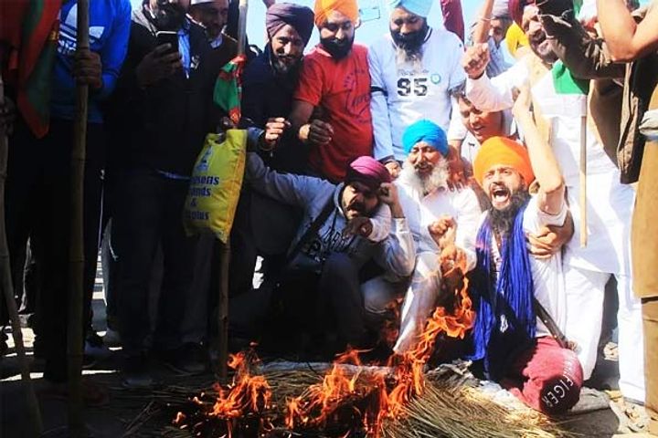 Farmers burnt PM Modis effigy on Singhu border