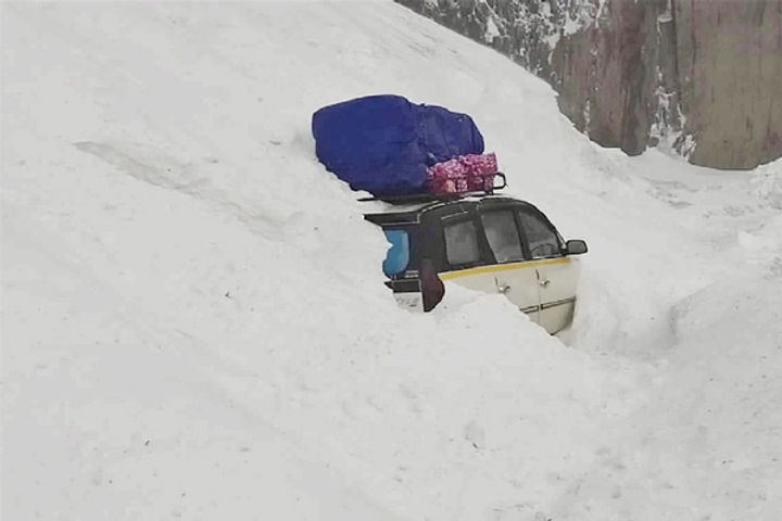 The SUV going to Kargil was caught in an avalanche. Security forces rescued 6 people