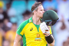 Smith hits second straight ton