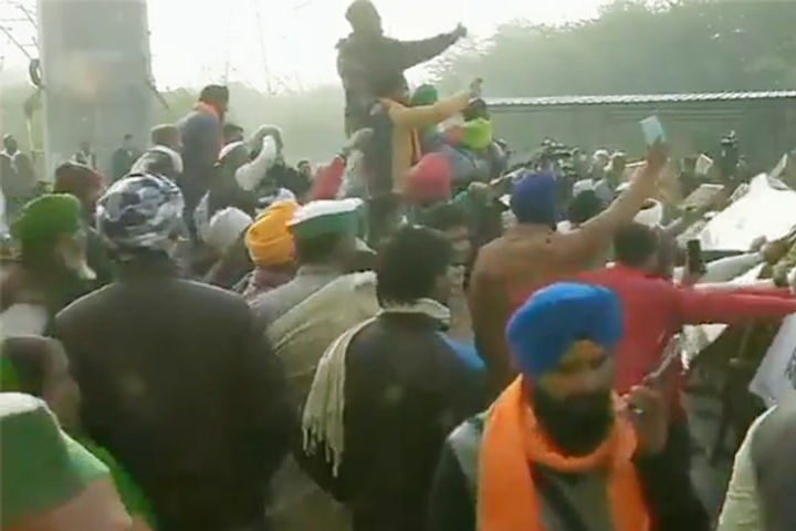 Farmers protesting at Delhi UP border demolish barricades
