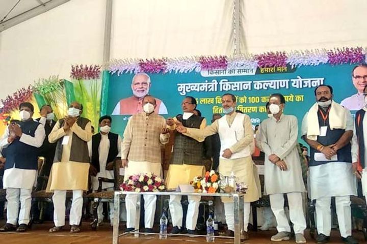 Shivraj transfers 100 crores to the account of 5 lakh farmers Shivraj transfers 100 crores to the account of 5 lakh farmers