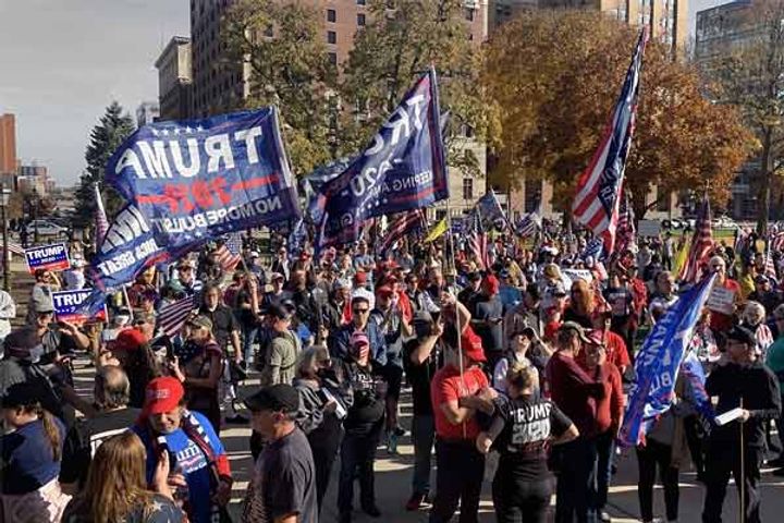 Bloody clash between Trump supporters and opponents, 4 people and 2 policemen injured