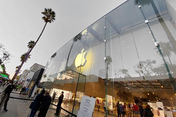 Apple closes more than 50 stores in California and London