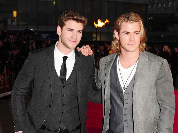 Chris Hemsworth with his brothers 